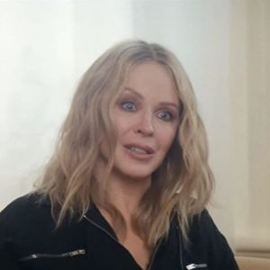 Elle dit aujourd’hui aller bien et avoir surmonté ces épreuves.

Kylie Minogue dans les coulisses de la série documentaire Netflix. Backgrid UK/ Bestimage