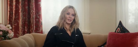 Elle dit aujourd’hui aller bien et avoir surmonté ces épreuves.

Kylie Minogue dans les coulisses de la série documentaire Netflix. Backgrid UK/ Bestimage