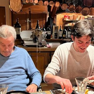 Dernier Noël d'Alain Delon dans sa maison de Douchy dans le Loiret. L'acteur entouré de ses fils Alain-Delon et Anthony et de Loup et Liv, les filles d'Anthony Delon. Décembre 2024.