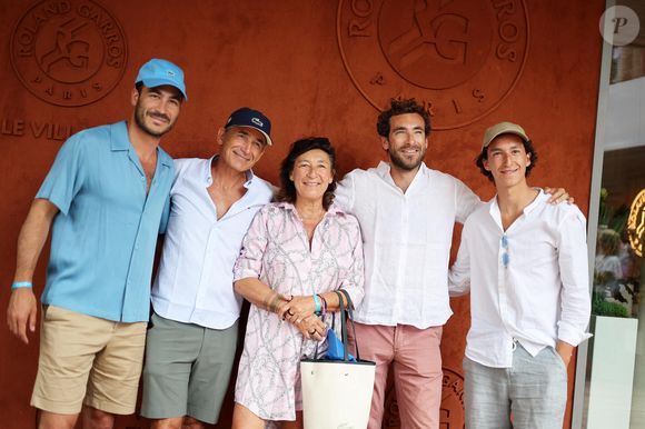 La famille Kretz (série L'Agence sur TMC et Netflix) - Célébrités au Village lors des Internationaux de France de tennis de Roland Garros 2023 à Paris le 10 juin 2023. © Jacovides-Moreau/Bestimage