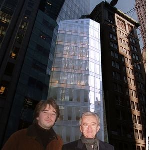 Bernard Arnault et son fils Antoine devant la tour LVMH à New York. © RINDOFF-BORDE / BESTIMAGE
