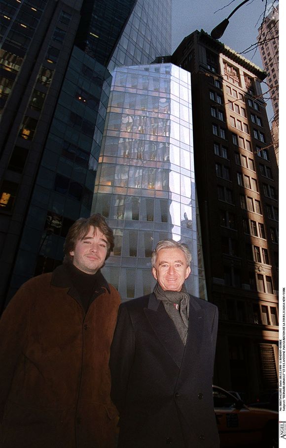 Bernard Arnault et son fils Antoine devant la tour LVMH à New York. © RINDOFF-BORDE / BESTIMAGE