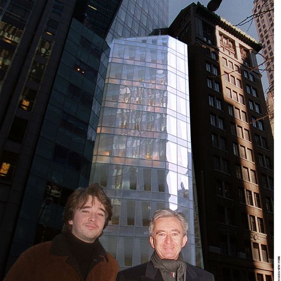 Bernard Arnault et son fils Antoine devant la tour LVMH à New York. © RINDOFF-BORDE / BESTIMAGE
