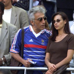 ©Lionel Hahn/ABACA.10925.03.Paris-France,12/07/ 1998. Gérard Darmon et Mathilda May au Stade de France. La France est entrée dans l'histoire du football dimanche soir, lorsque les outsiders ont battu les champions en titre brésiliens 3-0 pour remporter la dernière Coupe du monde du siècle devant une foule en délire de 80 000 personnes.