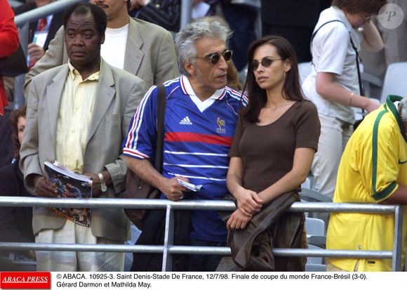 ©Lionel Hahn/ABACA.10925.03.Paris-France,12/07/ 1998. Gérard Darmon et Mathilda May au Stade de France. La France est entrée dans l'histoire du football dimanche soir, lorsque les outsiders ont battu les champions en titre brésiliens 3-0 pour remporter la dernière Coupe du monde du siècle devant une foule en délire de 80 000 personnes.