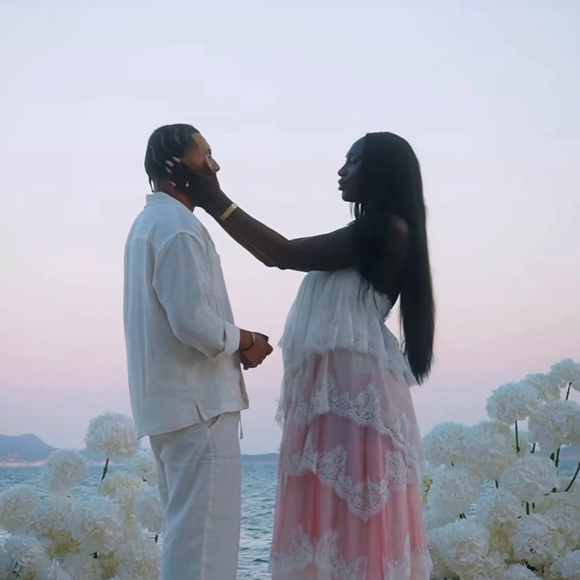 Cette annonce intervient alors que sa vie privée suscite aussi beaucoup d’attention autour de sa relation avec le rappeur RK.

Le rappeur RK a partagé la vidéo de sa demande en mariage à Aya Nakamura sur Instagram.