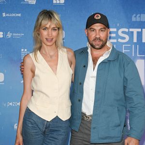 Sa célèbre belle-fille Pauline Lefèvre serait également invitée à prendre part à ces séjours estivaux à deux pas de Saint-Tropez.

Pauline Lefèvre et son mari Julien Ansault au photocall de la clôture du Festival du Film de Demain au ciné Lumière à Vierzon le 5 juin 2022. Crédit Coadic Guirec / Bestimage