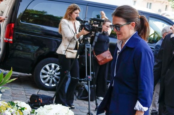 Mais aussi Clarisse.

Clarisse Labro (fille de Philippe Labro) - Arrivées aux obsèques de Philippe Labro en l'église de Saint-Germain-des-Prés à Paris le 13 juin 2025. © Dominique Jacovides - Christophe Clovis / Bestimage