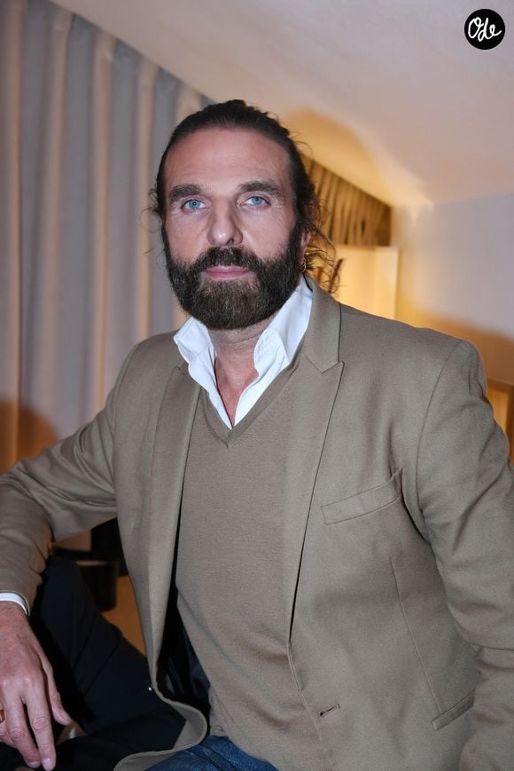 John Nollet n'a pas de salon mais des "cabines" à l'hôtel Hyatt Paris et au Cheval blanc de Courchevel. Pour une prestation avec John Nollet en personne, comptez entre 700 et 1000 euros et entre 220 et 540 € pour des coupes et 150 et 300 € pour des mises en beauté par ses collaborateurs.

Exclusif - John Nollet - Ouverture du concept store "At Home" de Yazid Ichemrahen à Paris le 24 septembre 2025. Un lieu confidentiel,
pensé comme le prolongement de sa vie en mouvement. Chaque pièce évoque une émotion, un instant précis, une vision singulière.

© Rachid Bellak / Bestimage