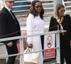 Oprah Winfrey, bien que souriante, a dû se réfugier dans son taxi.

Oprah Winfrey et Gayle King arrivent à l'aéroport de Venise pour participer au mariage de Jeff Bezos et Lauren Sanchez. 

Backgrid USA / Bestimage