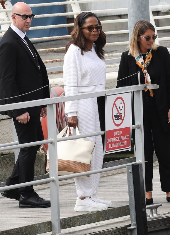 Oprah Winfrey, bien que souriante, a dû se réfugier dans son taxi.

Oprah Winfrey et Gayle King arrivent à l'aéroport de Venise pour participer au mariage de Jeff Bezos et Lauren Sanchez. 

Backgrid USA / Bestimage