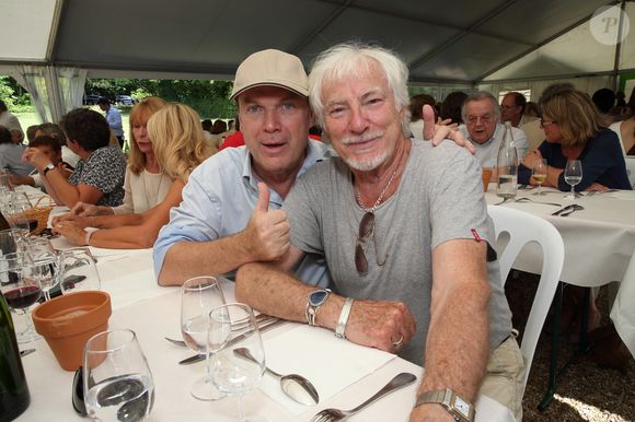 Hugues Aufray et Julien Lepers participant à la 20e édition de la séance de dédicaces de Foret Des Livres à Chanceaux-Pres-Loches, près de Tours, en France, le 30 août 2015. Photo par Pascal Avenet/ABACAPRESS.COM