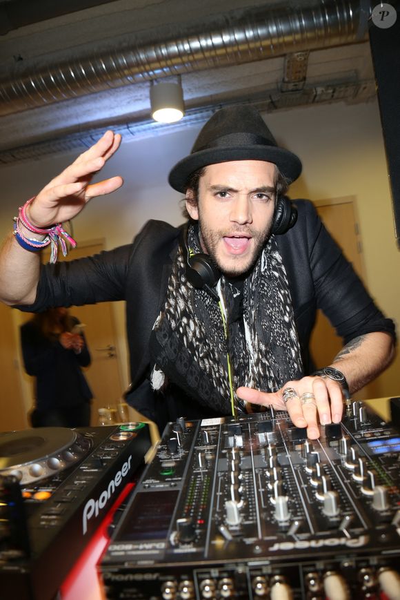 Léo, le benjamin, est une star des platines. DJ star en Amérique du sud, il a tout plaqué pour vivre sa passion dès l'âge de 16 ans !

Leo Lanvin assiste à l'ouverture du One St Lazare By CMG Paris, le 28 avril 2016, a Paris, France. Photo by Jerome Domine/ABACAPRESS.COM