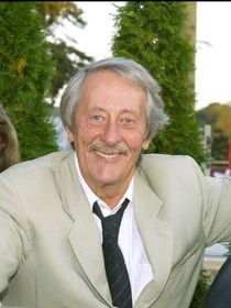 Jean-Rochefort propriétaire d'une maison et d'un haras dans un village de 2000 habitants, ses voisins racontent son quotidien très simple