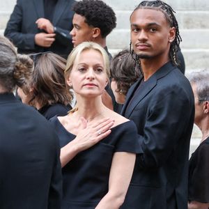 Audrey Crespo-Mara et son fils Sékou - Sorties des obsèques de Thierry Ardisson en l’église Saint-Roch de Paris, France, le 17 juillet 2025. © Clovis-Jacovides/Bestimage