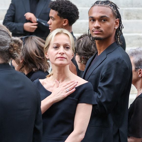 Audrey Crespo-Mara et son fils Sékou - Sorties des obsèques de Thierry Ardisson en l’église Saint-Roch de Paris, France, le 17 juillet 2025. © Clovis-Jacovides/Bestimage