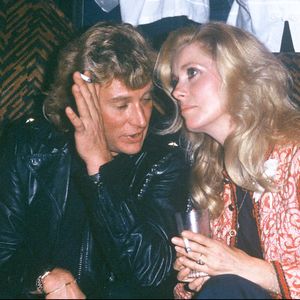 Johnny Hallyday, icône de la chanson française, a souvent été associé à ces spéculations

Johnny Hallyday avec Catherine Deneuve le jour de son anniversaire en 1980. © Bestimage