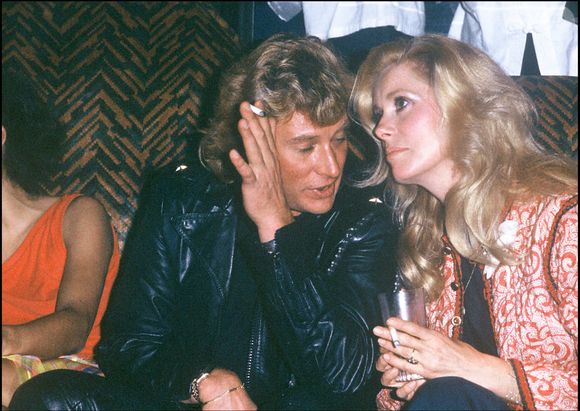 Johnny Hallyday, icône de la chanson française, a souvent été associé à ces spéculations

Johnny Hallyday avec Catherine Deneuve le jour de son anniversaire en 1980. © Bestimage