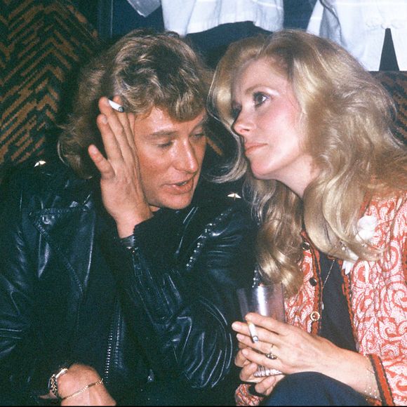 Johnny Hallyday, icône de la chanson française, a souvent été associé à ces spéculations

Johnny Hallyday avec Catherine Deneuve le jour de son anniversaire en 1980. © Bestimage