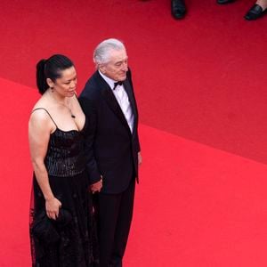 Tiffany Chen et son compagnon Robert de Niro - Montée des marches du film " Partir un jour " pour la cérémonie d'ouverture du 78ème Festival International du Film de Cannes, au Palais des Festivals à Cannes. Le 13 mai 2025
© Olivier Borde / Bestimage