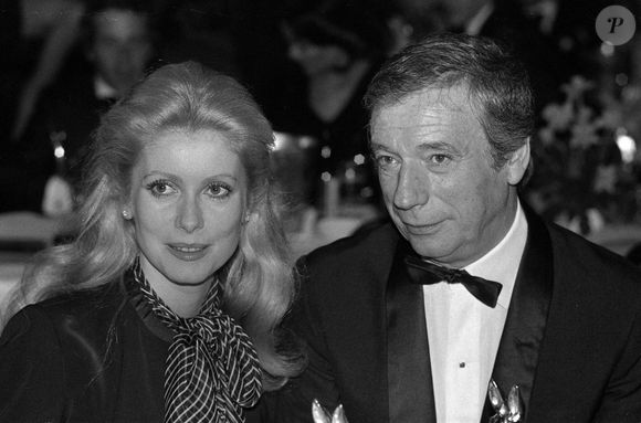 L'actrice Catherine Deneuve et l'acteur Yves Montand à l'occasion de la remise des prix Bambi à Munich le 15 janvier 1976. Photo Imago/Abaca