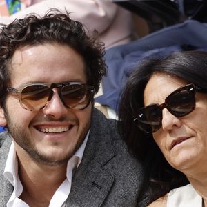 Florence Foresti et son compagnon Alexandre Kominek - People dans les tribunes lors des Internationaux de France de Tennis de Roland Garros 2022 à Paris le 29 mai 2022. © Cyril Moreau/Bestimage