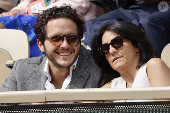 Florence Foresti et son compagnon Alexandre Kominek - People dans les tribunes lors des Internationaux de France de Tennis de Roland Garros 2022 à Paris le 29 mai 2022. © Cyril Moreau/Bestimage