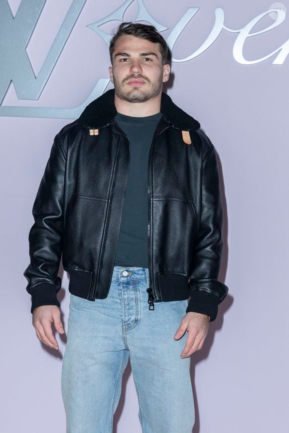 Antoine Dupont au photocall pour le défilé Louis Vuitton prêt à porter hommes Automne / hiver  2025 - 2026 lors de la fashion week à Paris, le 21 2025. 

Photo : Olivier Borde / Bestimage