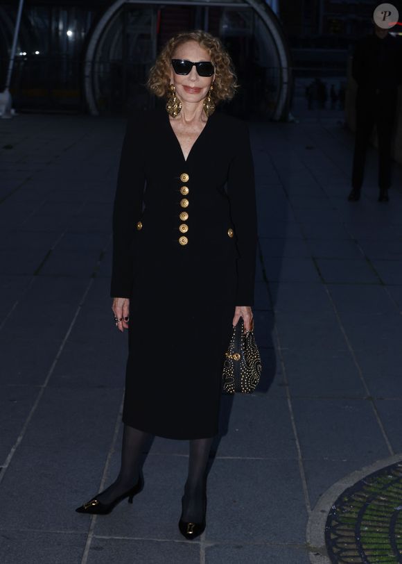 De même que l'actrice Marisa Berenson, ou encore la réalisatrice Farida Khelfa.

Marisa Berenson au défilé Schiaparelli Collection Femme Prêt-à-Porter Printemps/Eté 2026 lors de la Fashion Week à Paris. 

Photo : Denis Guignebourg / Bestimage