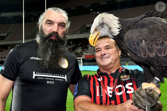 Sébastien Chabal et l'aigle MEFI, la mascotte de l'OGC Nice, l'équipe de football niçoise, - Match des Légendes, la rencontre qui mêle le football et le rugby au profit de l'association de P. Olmeta (ancien gardien de but et co-fondateur de l'association), "Un sourire, un espoir pour la vie" s'est déroulé à Nice à l'Allianz Riviera, le 26 septembre 2022. L'association de P. Olmetta est engagée en faveur des enfants atteints de cancer ou de maladie orpheline. © Bruno Bebert/Bestimage