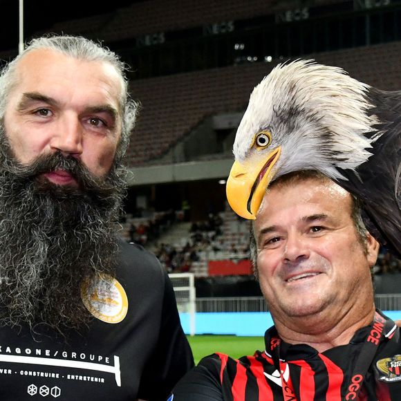 Sébastien Chabal et l'aigle MEFI, la mascotte de l'OGC Nice, l'équipe de football niçoise, - Match des Légendes, la rencontre qui mêle le football et le rugby au profit de l'association de P. Olmeta (ancien gardien de but et co-fondateur de l'association), "Un sourire, un espoir pour la vie" s'est déroulé à Nice à l'Allianz Riviera, le 26 septembre 2022. L'association de P. Olmetta est engagée en faveur des enfants atteints de cancer ou de maladie orpheline. © Bruno Bebert/Bestimage