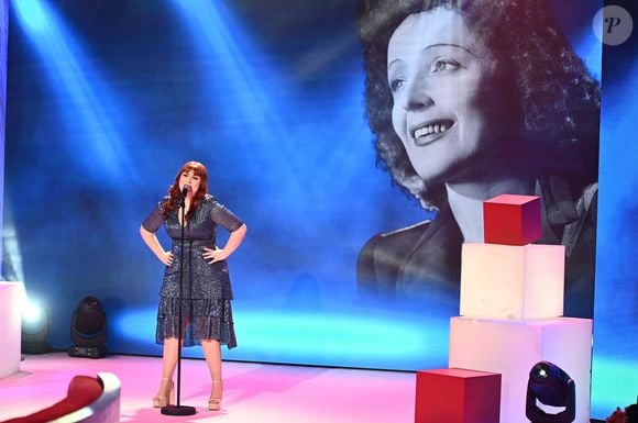 En légende d'une photographie de la France où elle a répertoriée toutes les villes et dates de sa tournée, elle écrit : "Du rêve à la réalité, c’est… 100 voix en 1h20 de show, d’aujourd’hui aux années 50, passant par des chanteuses incontournables telles que Céline Dion, Edith Piaf, Maurane, Britney Spears, Lady Gaga"

Exclusif - Sarah Schwab - Enregistrement de l'émission "Vivement Dimanche" au studio Rive gauche, présentée par M. Drucker le 20 janvier 2025. L'émission sera diffusée sur France 3 le 26 janvier. © Guillaume Gaffiot/Bestimage