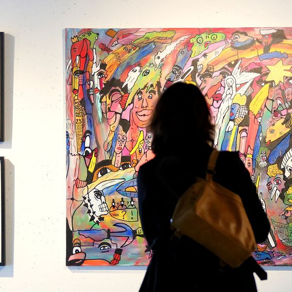 Lui qui avant cela avait pu exposer une soixantaine de ses oeuvres au musée de la Mer Marine à Bordeaux

Exclusif - Le chanteur Pascal Obispo présente ses oeuvres (toiles, collages et dessins) au Musée Mer Marine à Bordeaux le 21 mars 2023.

© Patrick Bernard / Bestimage