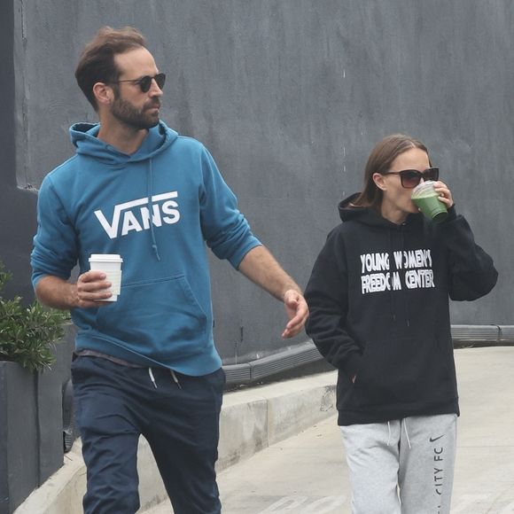 Le 2 juin 2023, Benjamin Millepied expliquait au site Internet Classykeo.com son souhait de démocratiser la danse auprès d'un plus grand public, avec Les Jeunesses en mouvement. Un projet qui a germé, dans sa tête, alors qu'il a souhaité quitter les États-Unis pour que ses enfants, Aleph et Amalia, qu'il a eus avec Natalie Portman, grandissent en France.

Exclusif - Natalie Portman et son mari enjamin Millepied se promènent à Los Feliz le 18 mai 2022.