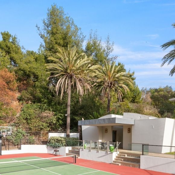 Exclusif - La nouvelle villa de Kanye West à Beverly Hills. Kanye a finalisé l'achat hors marché pour 35 millions de dollars. La propriété de style méditerranéen comprend environ 1900 m2 d'espace habitable, des jardins privés et des vues panoramiques sur la ville. Los Angeles, le 15 décembre 2024.