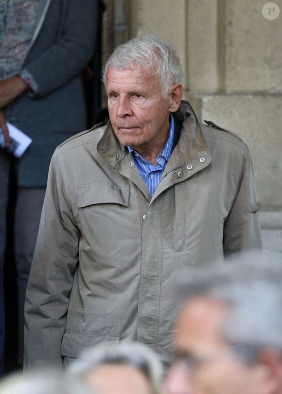 Patrick Poivre d'Arvor lors de la cérémonie d'enterrement de Daniel Bilalian à l'église Saint-Pierre de Neuilly-sur-Seine, près de Paris, France, le 22 mai 2025. Photo par Raphael Lafargue/ABACAPRESS.COM