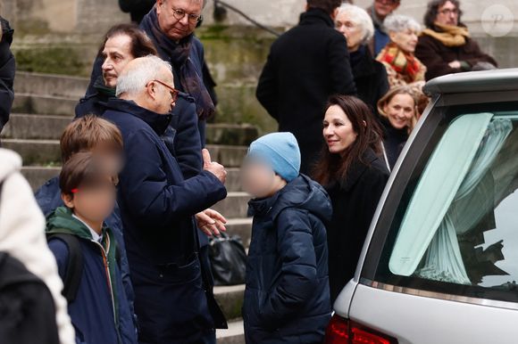 Henrik (fils du défunt), Isabelle Le Nouvel (veuve du défunt) - Sorties des obsèques de Niels Arestrup à l'Église Saint-Roch à Paris. Le 10 décembre 2024
© Christophe Clovis / Bestimage