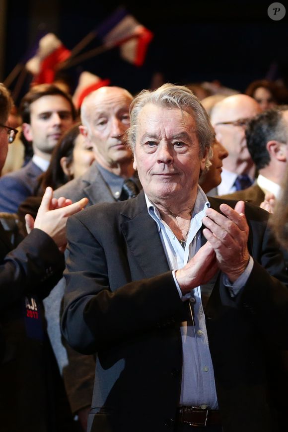 L'acteur français Alain Delon assiste au meeting d'Alain Juppé, maire de Bordeaux et candidat à la primaire de la droite et du centre (Les Républicains LR), au Zénith, à Paris, France, le 14 novembre 2016. © Stéphane Lemouton/Bestimage