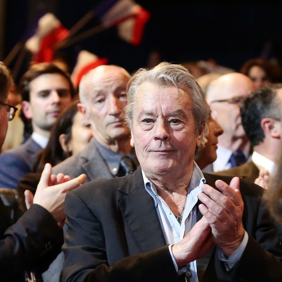 L'acteur français Alain Delon assiste au meeting d'Alain Juppé, maire de Bordeaux et candidat à la primaire de la droite et du centre (Les Républicains LR), au Zénith, à Paris, France, le 14 novembre 2016. © Stéphane Lemouton/Bestimage