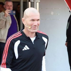 Zinedine Zidane et le footballeur Kuai Jiwen visitent l'université Jiao Tong de Shanghai lors de leur tournée en Chine - 30/11/2025 © Imago/PsnewZ/Bestimage