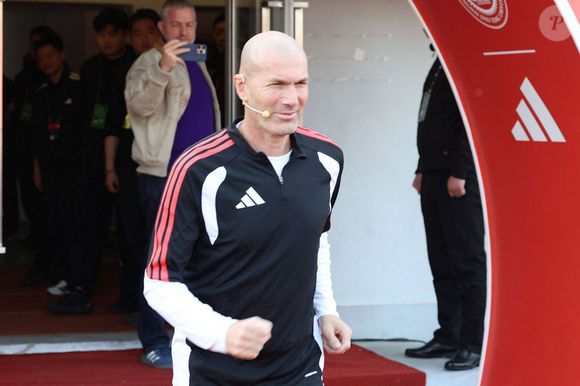 Zinedine Zidane et le footballeur Kuai Jiwen visitent l'université Jiao Tong de Shanghai lors de leur tournée en Chine - 30/11/2025 © Imago/PsnewZ/Bestimage
