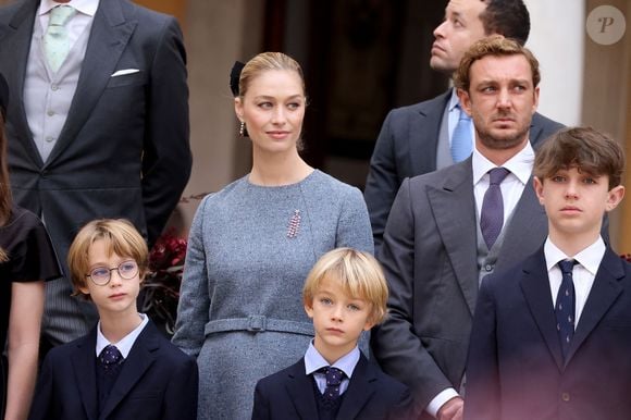 Pierre Casiraghi, Charlotte Casiraghi et ses enfants Raphaël Elmaleh,  Balthazar Rassam - La famille princière monégasque dans la cour d'honneur du palais lors de la la fête nationale à Monaco le 19 novembre 2025. © Dominique Jacovides - Bruno Bebert / Bestimage
