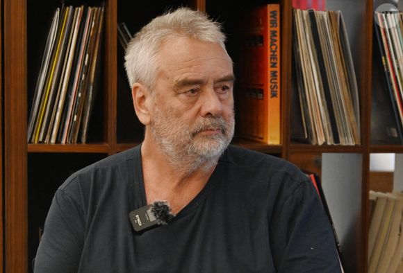 Luc Besson est à Shanghai avec son film ''DogMan'' pour partager ses expériences de tournage avec le public, le 9 décembre 2023. © SIPA Asia / Zuma Press / Bestimage