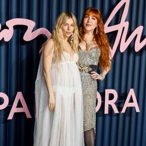 Sur le tapis rouge des British Fashion Awards à Londres

Sienna Miller (enceinte) et Charlotte Tilbury assistent aux Fashion Award présentés par Pandora au Royal Albert Hall, à Londres, Angleterre, le 1er décembre 2025. © AGENCE / BESTIMAGE