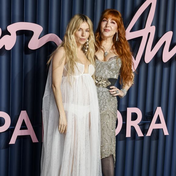 Sur le tapis rouge des British Fashion Awards à Londres

Sienna Miller (enceinte) et Charlotte Tilbury assistent aux Fashion Award présentés par Pandora au Royal Albert Hall, à Londres, Angleterre, le 1er décembre 2025. © AGENCE / BESTIMAGE