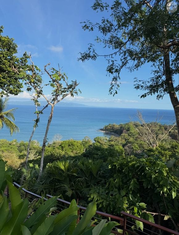 Un véritable paradis sur terre, entre le vert de la jungle et le bleu du ciel et de l'océan.

Sylvie Tellier en vacances en famille au Costa Rica.