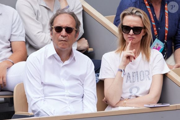 Xavier Niel et sa compagne Delphine Arnault - Célébrités en tribunes des Internationaux de France de tennis de Roland Garros 2023 à Paris le 11 juin 2023. © Jacovides-Moreau/Bestimage