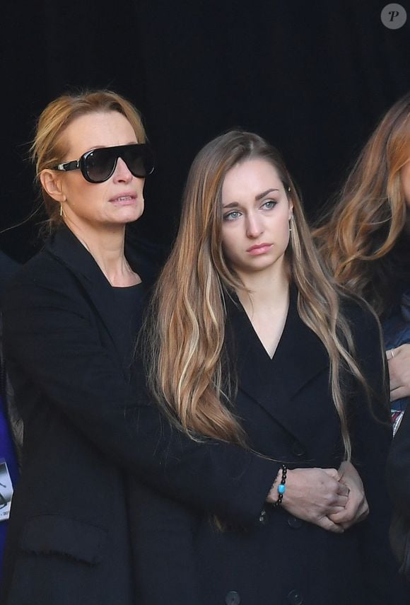 Estelle Lefebure, Emma Smet, lors de la cérémonie funéraire organisée en mémoire de Johnny Hallyday à Paris le 9 décembre 2017. Photo par Christian Liewig Abacapress.com
