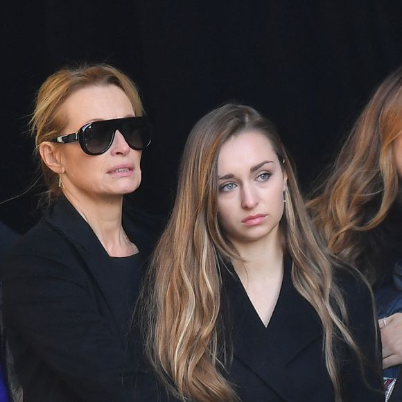 Estelle Lefebure, Emma Smet, lors de la cérémonie funéraire organisée en mémoire de Johnny Hallyday à Paris le 9 décembre 2017. Photo par Christian Liewig Abacapress.com