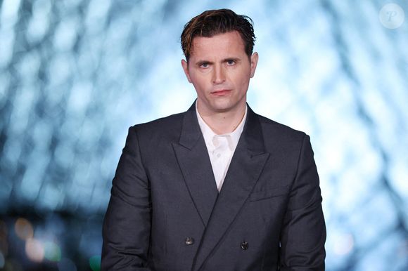 Raphaël Quenard est connu pour son caractère cash et obstiné. 

Raphael Quenard participe au Photocall Le Grand Diner du Louvre au Musée du Louvre dans le cadre de la Fashion Week de Paris le 03 mars 2026 à Paris, France. Photo par Jerome Dominé/ABACAPRESS.COM